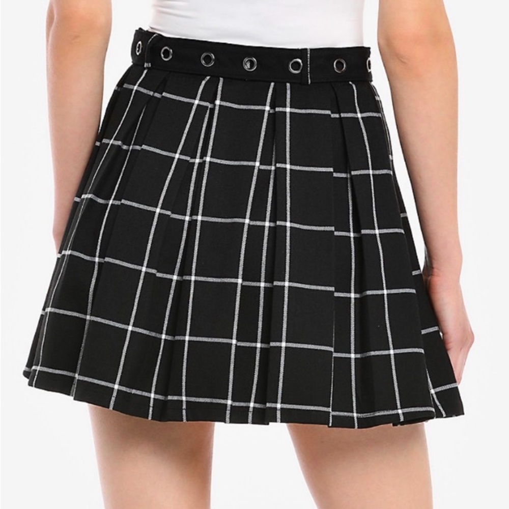 Hot Topic Plaid Pleated Skirt with Grommet Belt, Black / White, Size XS